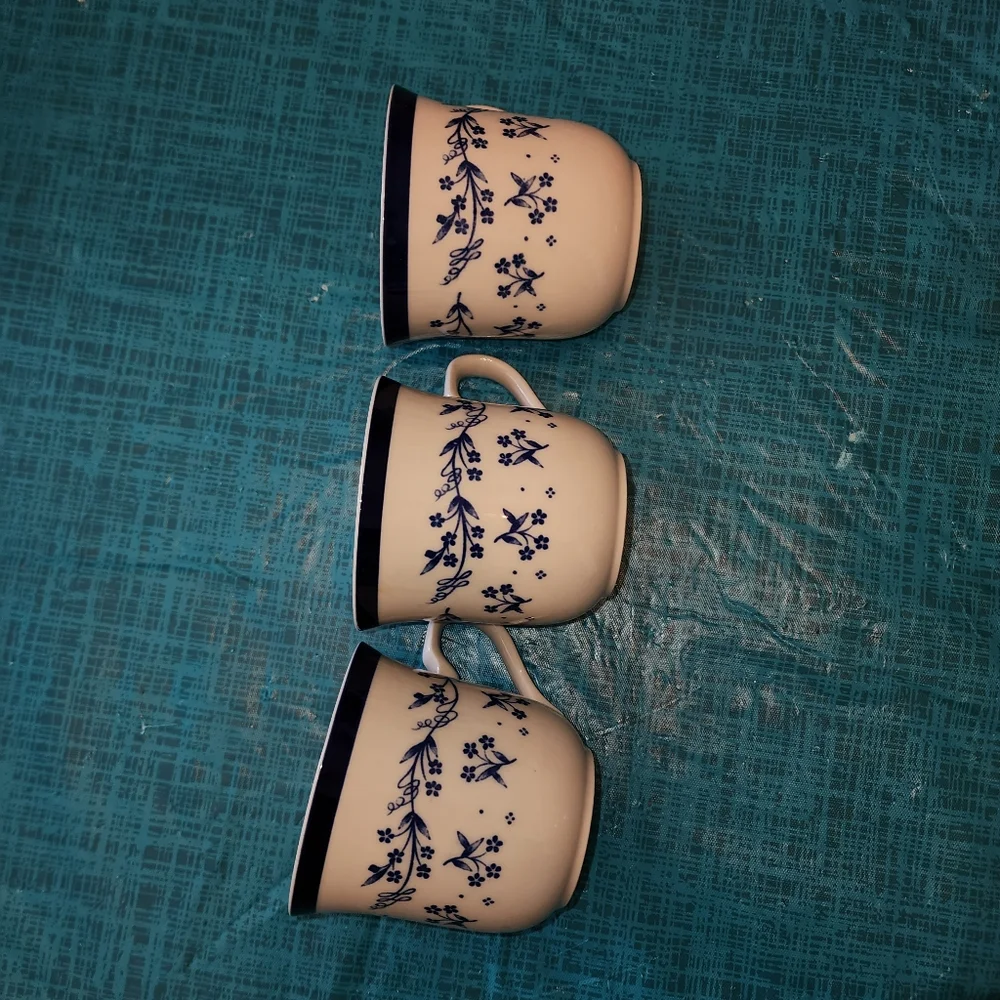 PROVENCE 3 Mugs, Creamer 260 Boquet Blue mugs 3.5